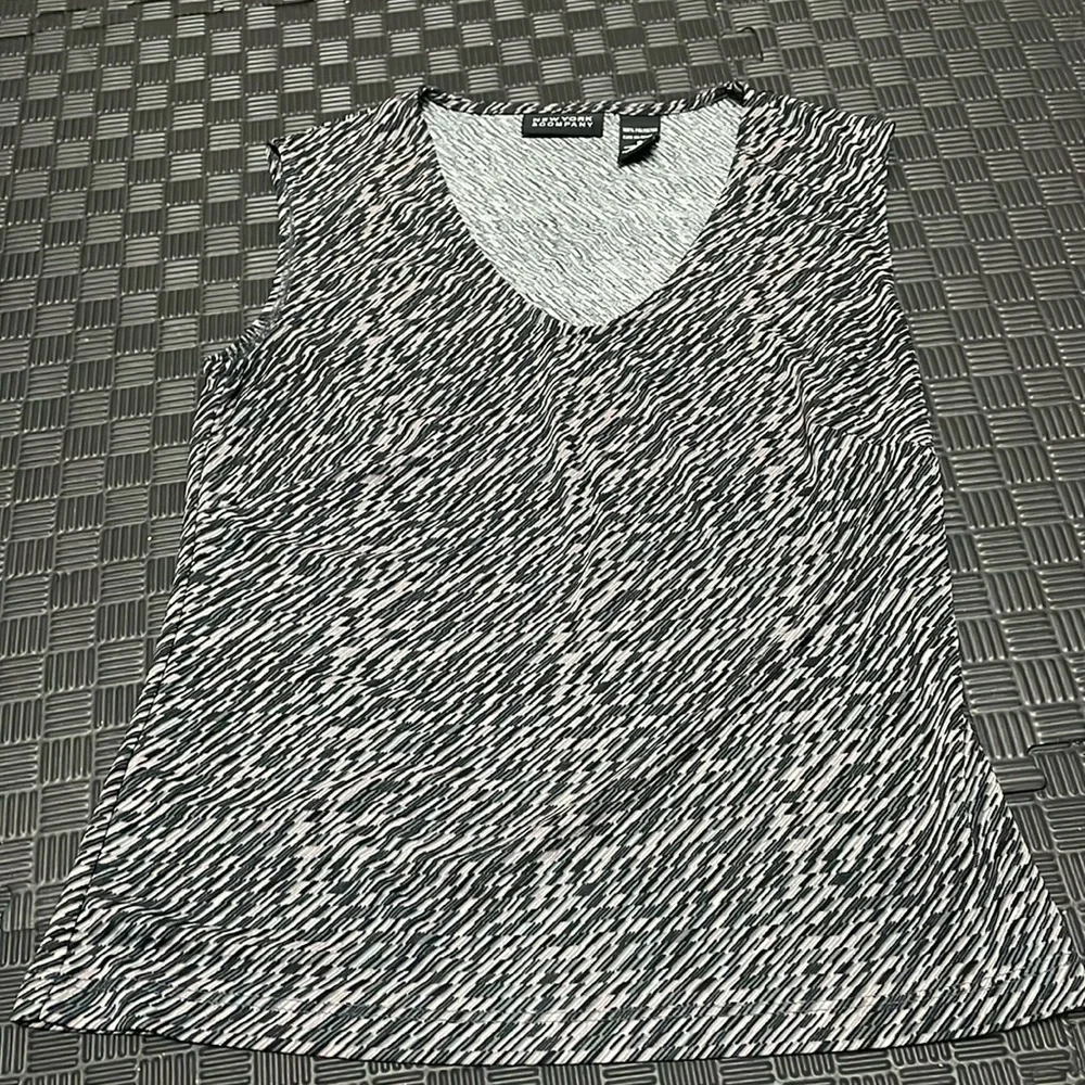 New york & Company confetti pattern sleeveless blouse size small